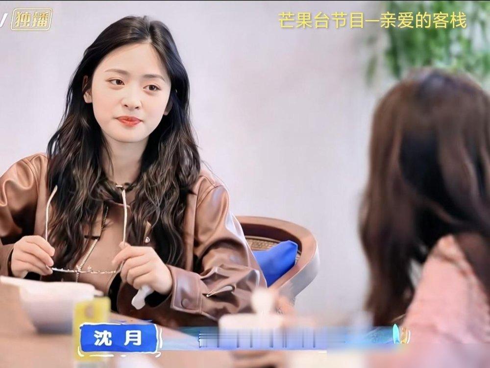 谭松韵新剧热度破3万，刘学义下厨请客，满桌子土豆面条，全是她爱吃的。这剧她一人分饰两角，上线5天就爆