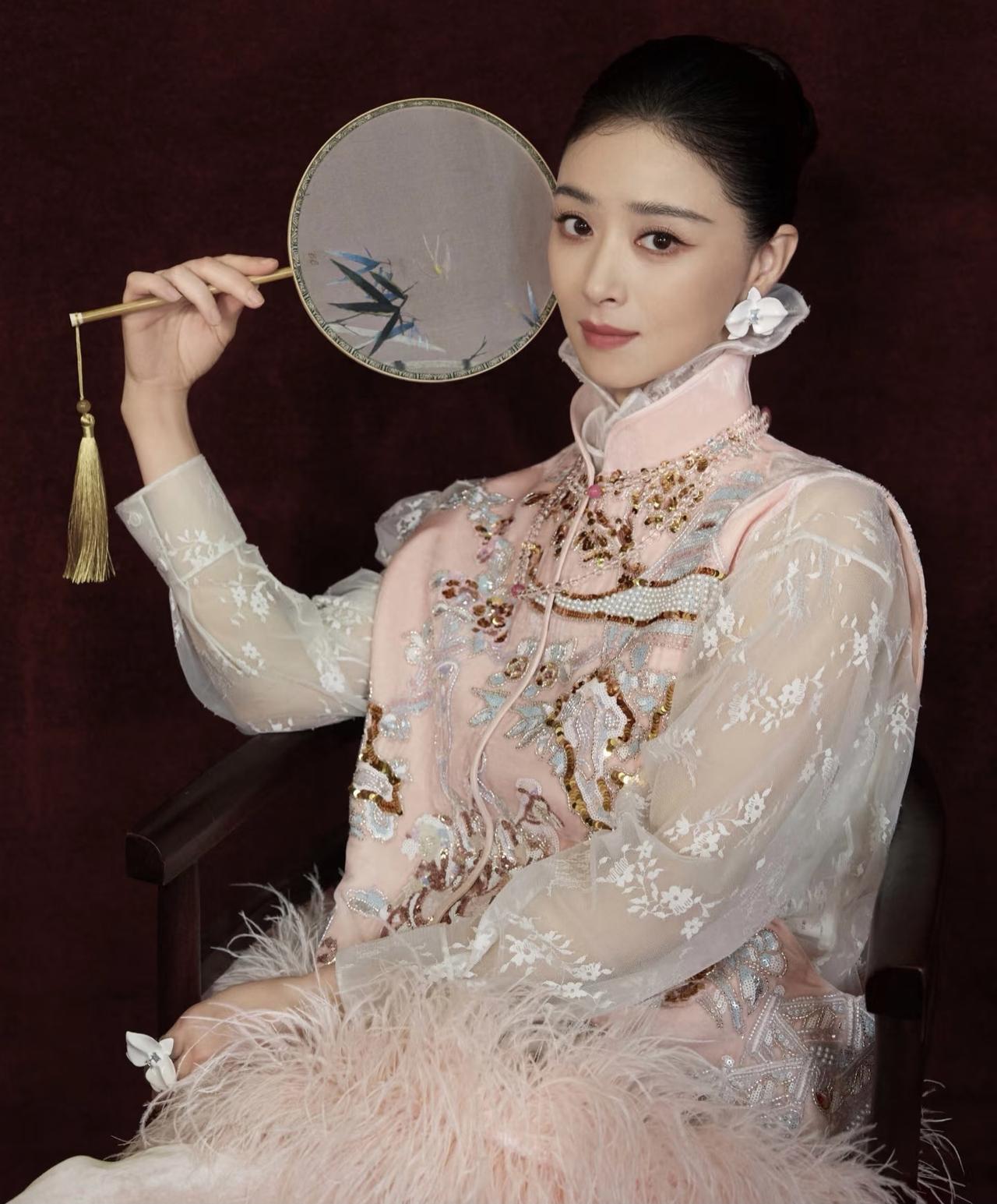 蒋欣告诉所有人一个道理，有付出才有回报，这次蒋欣在红毯上穿着套粉色新中式