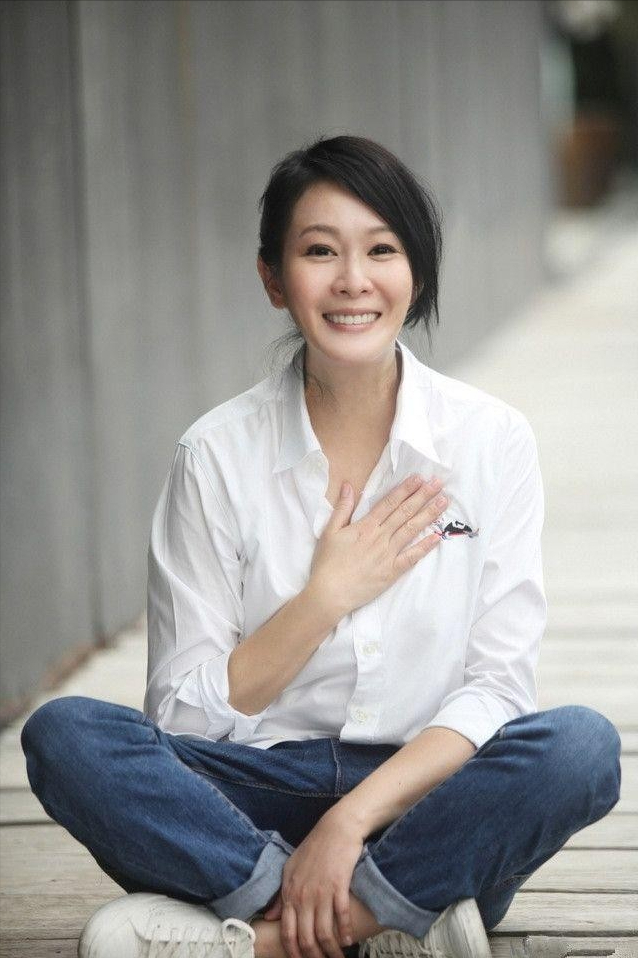 2011年，刘若英嫁给了身家68亿的富商钟小江，婚前刘若英约法三章：可以同居但必