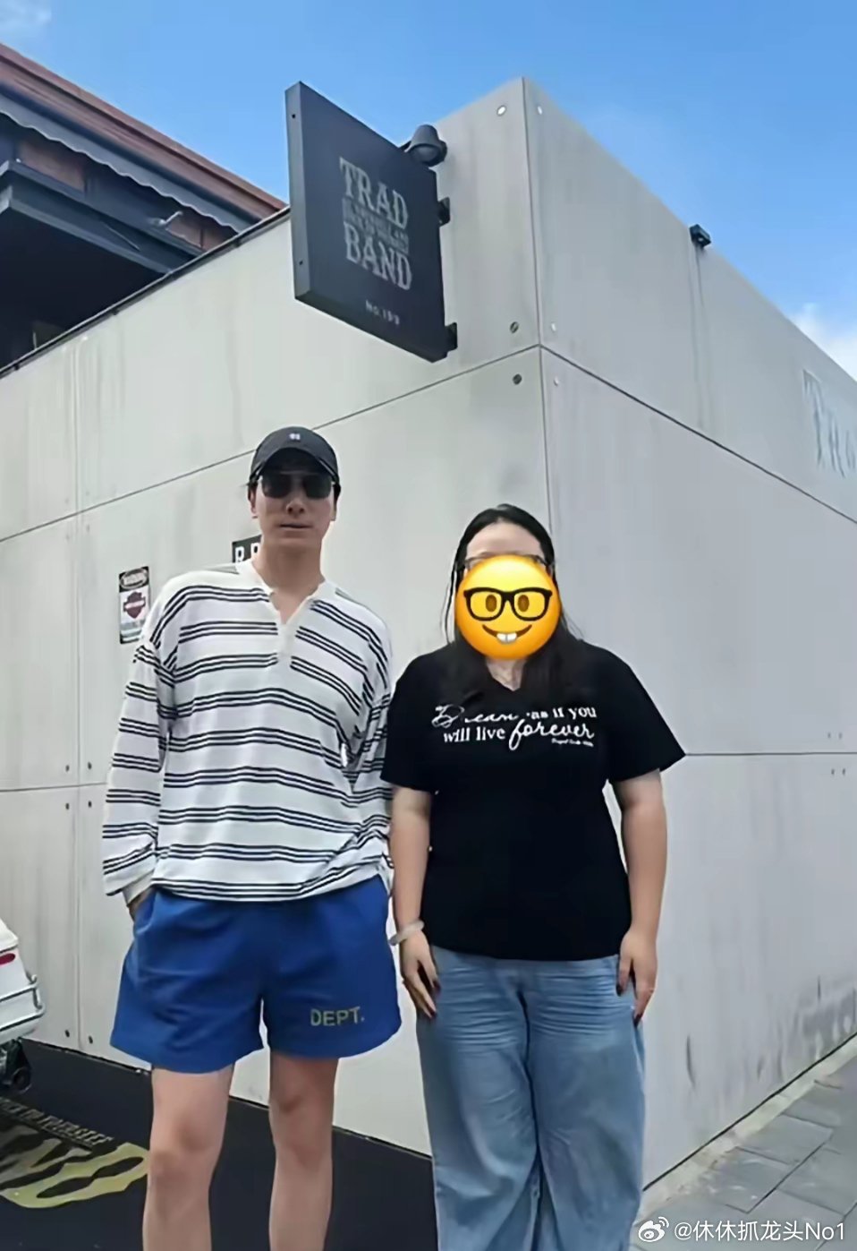 张亮和老婆寇静，一家三口现身北京通州宋庄艺术小镇逛街，那个曾经在综艺《爸爸去哪儿