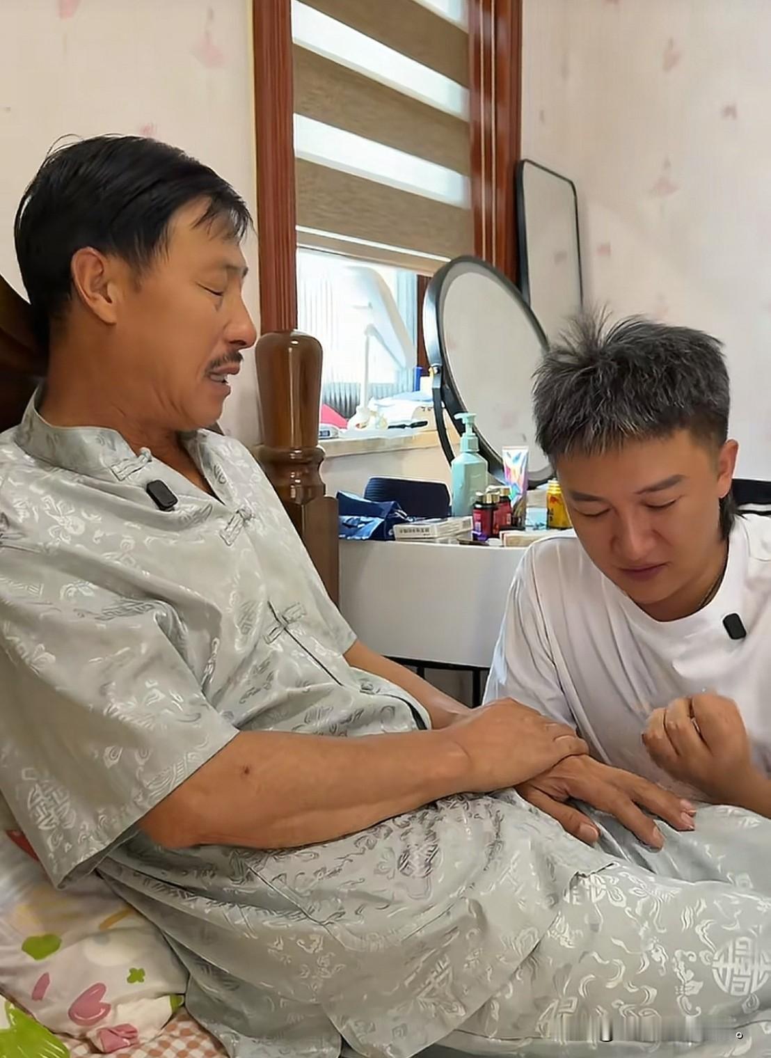 小故事！郭老头为了二子的事，操心过度，突然他晕倒在地，把二子心疼