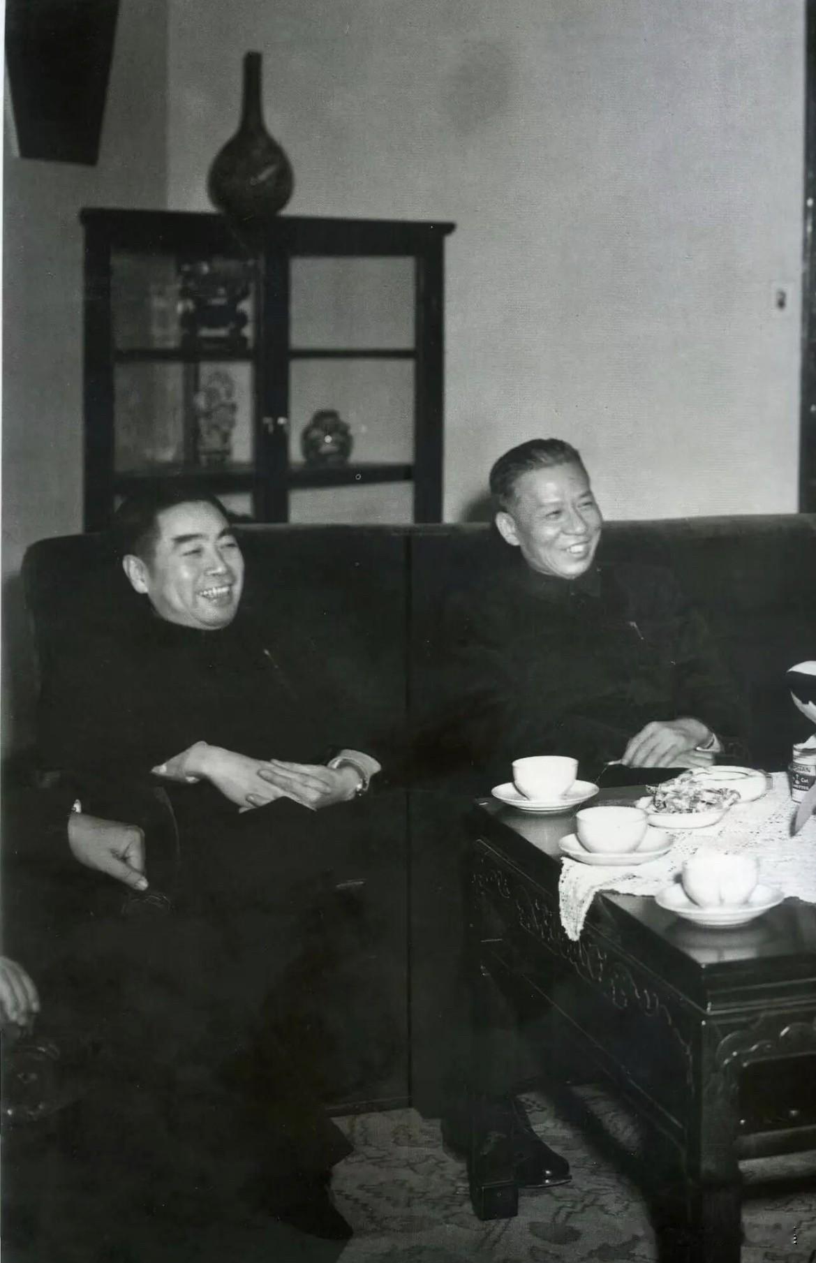 1950年12月，刘少奇、周恩来在北京方巾巷宋庆龄寓所作客。在1949年北平和平