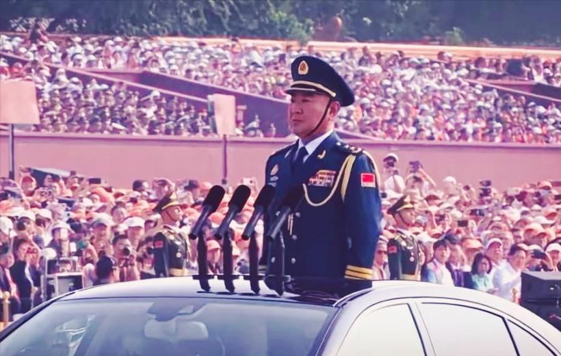 大家是否注意到了？本次阅兵分列式的徒步方队，跟前一次大阅兵有一个明显的不同：每个