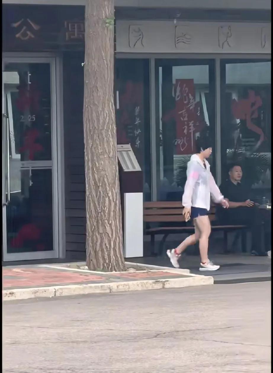 又是上训的一天，小曼姐穿着防晒衣，拿着手机从公寓出来，紧接着小石头也背着包