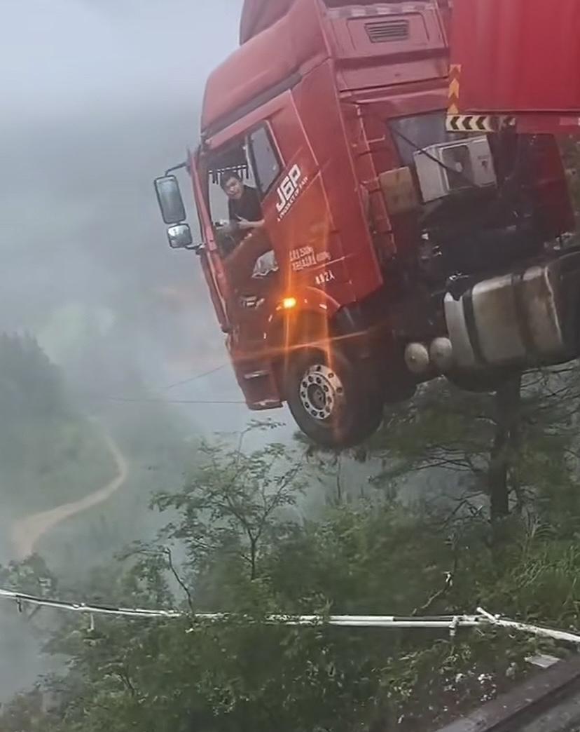 惊魂一幕！G76夏蓉高速三都段，桥基遇山体滑坡致坍塌，一辆大货车车头悬挂在断桥处