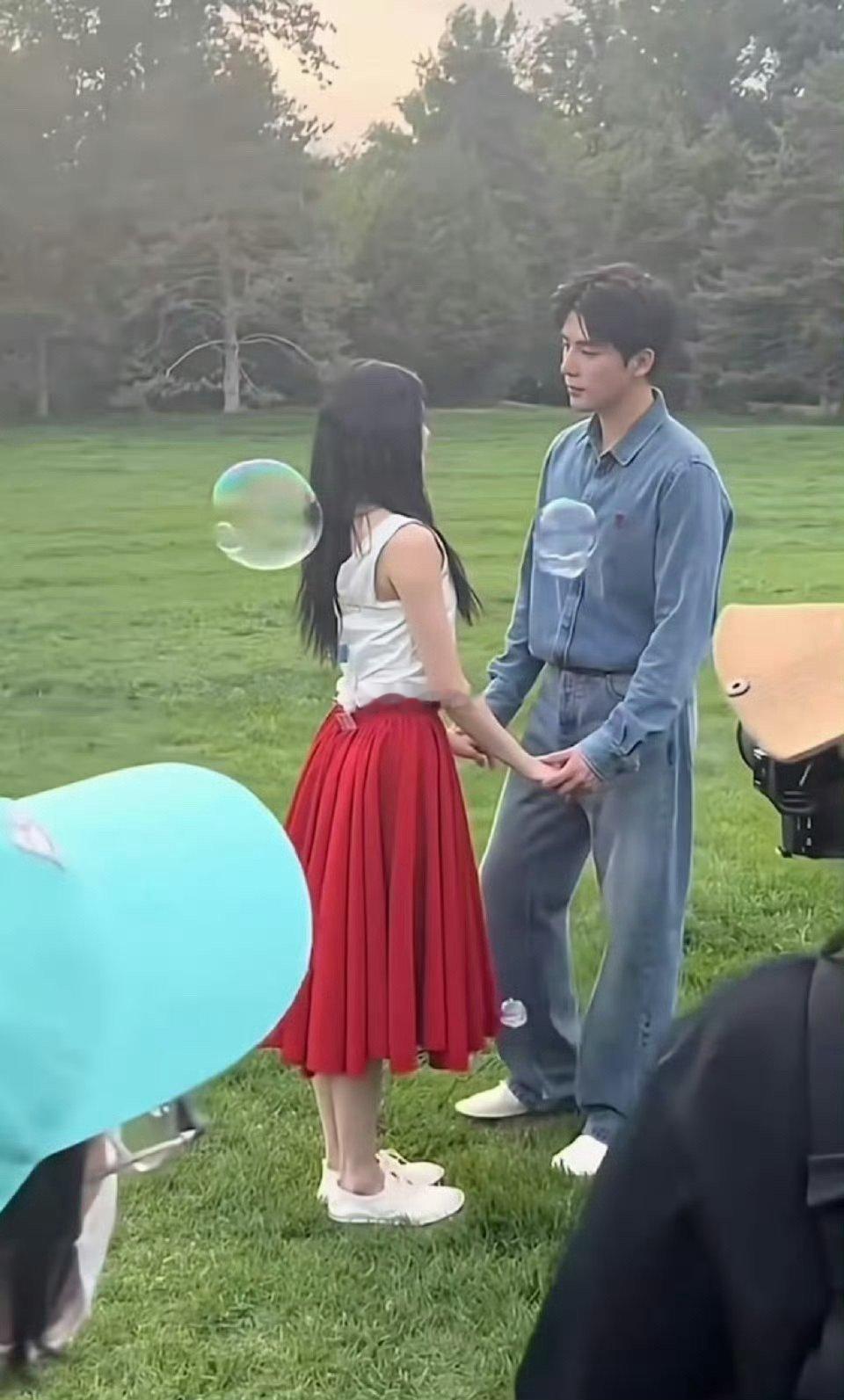这女主是有多瘦啊，紧身背心后面都得带夹子！​​​
