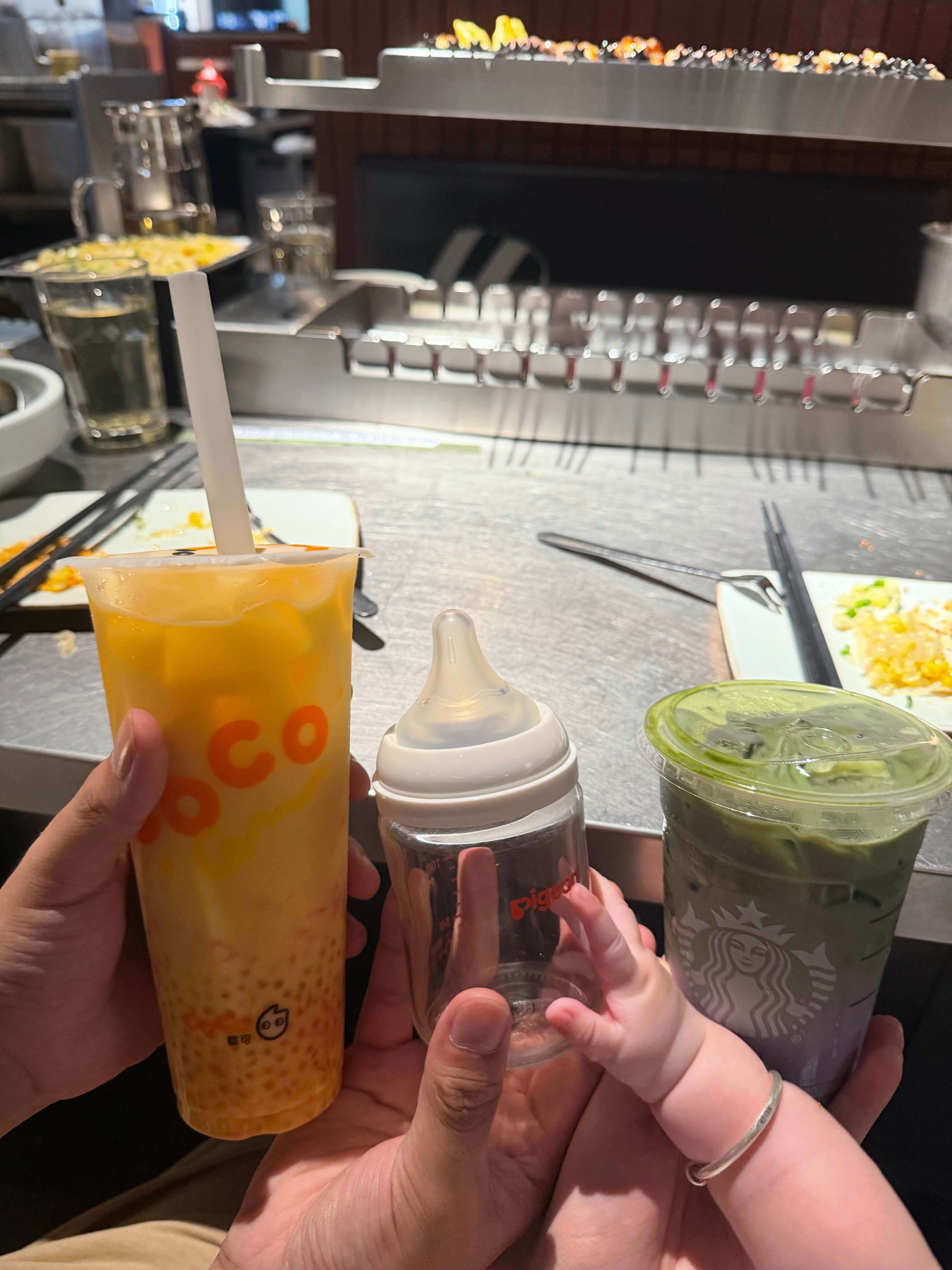 一家三口各喝各的，七夕带小宝出来吃个饭像打仗一样