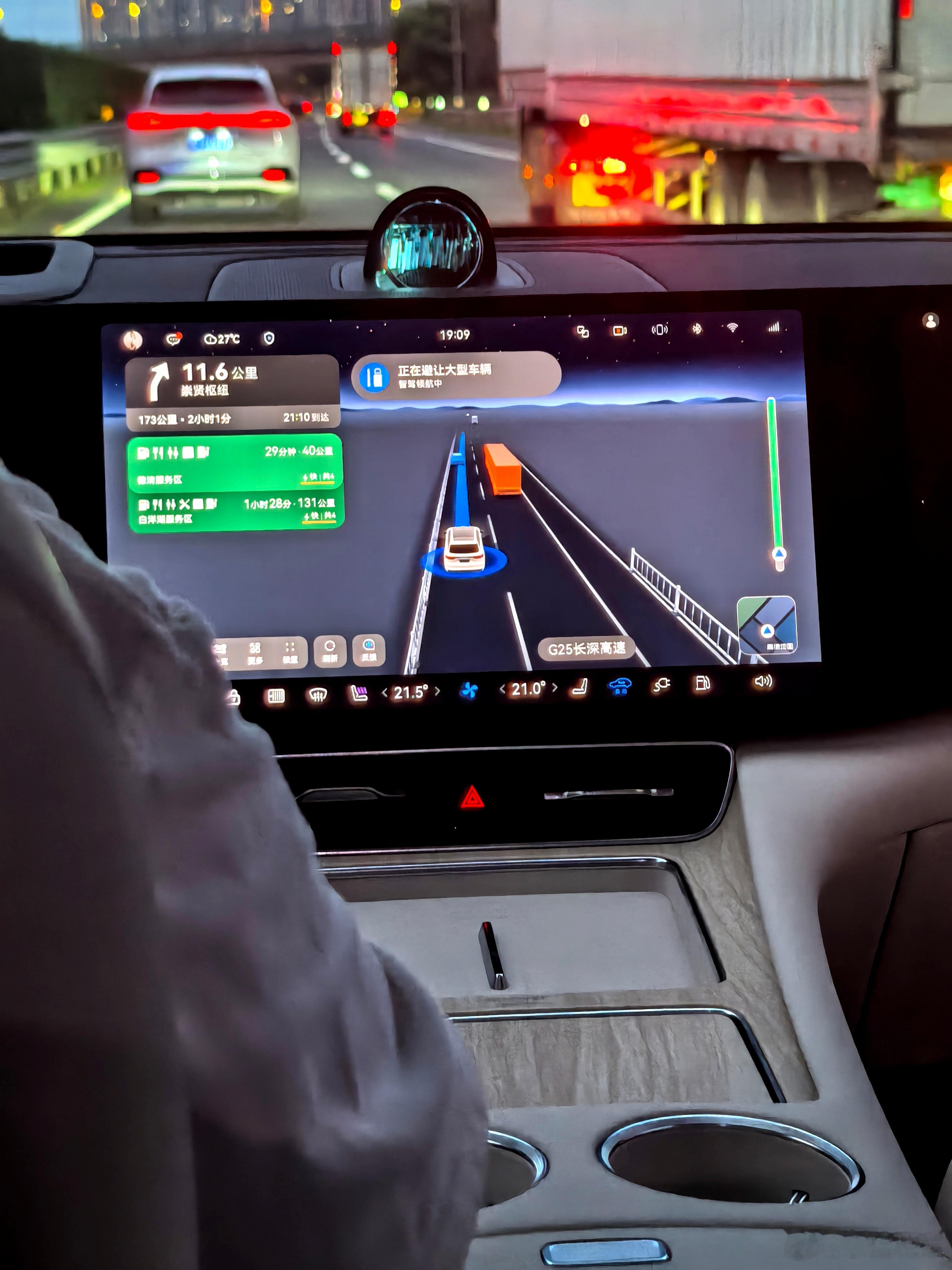 问界M8是有点东西在的，路上遇到大车，它自己就避开了，安全感满满问界m8我和汽