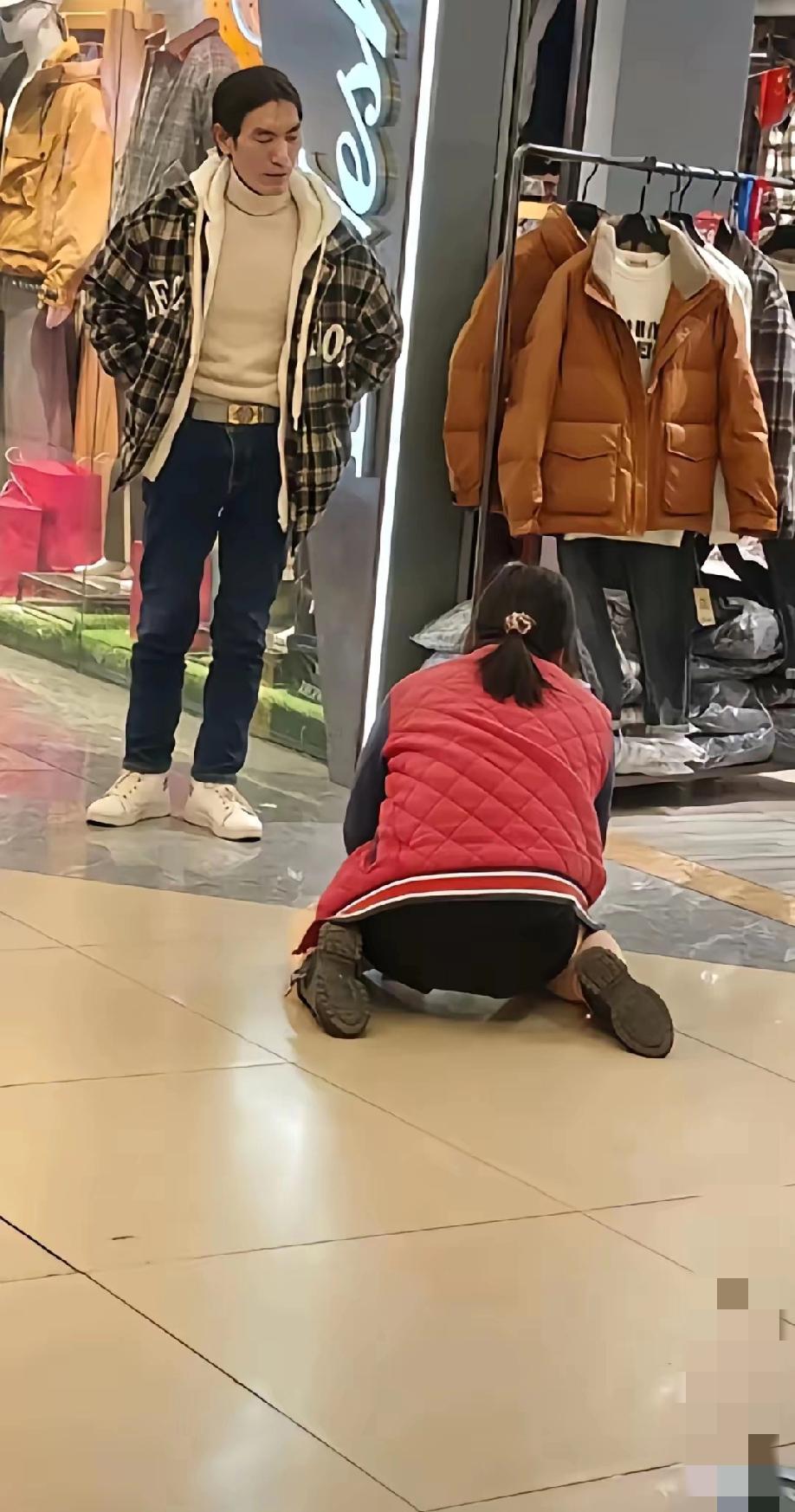 寒心！一件180块的外套，居然逼得妻子下跪哭求，还被丈夫无情拒绝，难怪网友