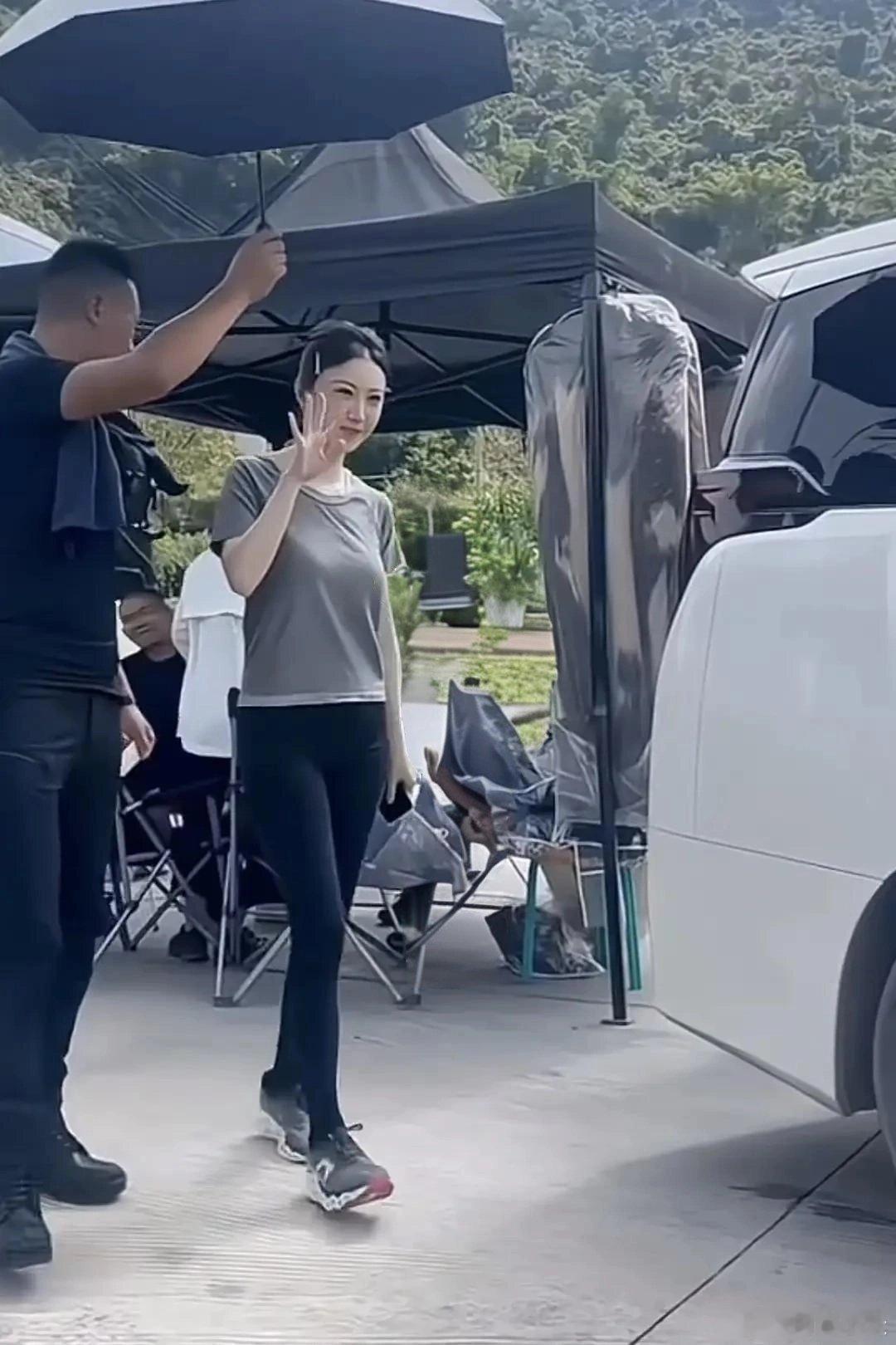 片场的景甜穿的好松弛，人间富贵花也逃不过地心引力哎