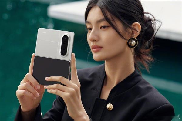 三星阔折叠来了三星终于也掏出了自己的宽比例折叠屏——GalaxyZFold