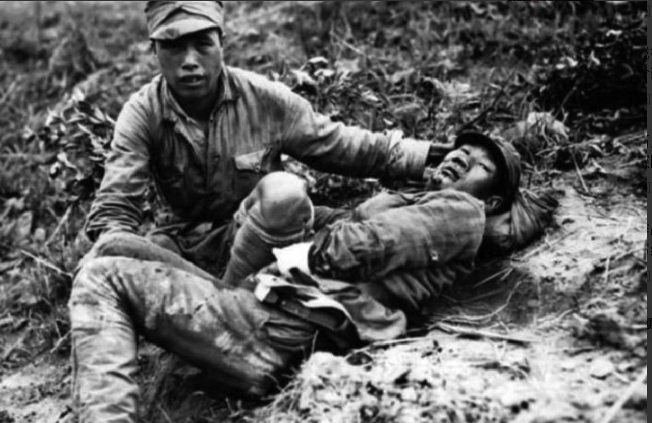 1943年，远征军翻越野人山，一名战士误踩“木桩”遇巨蟒，死里逃生后，一个发现竟