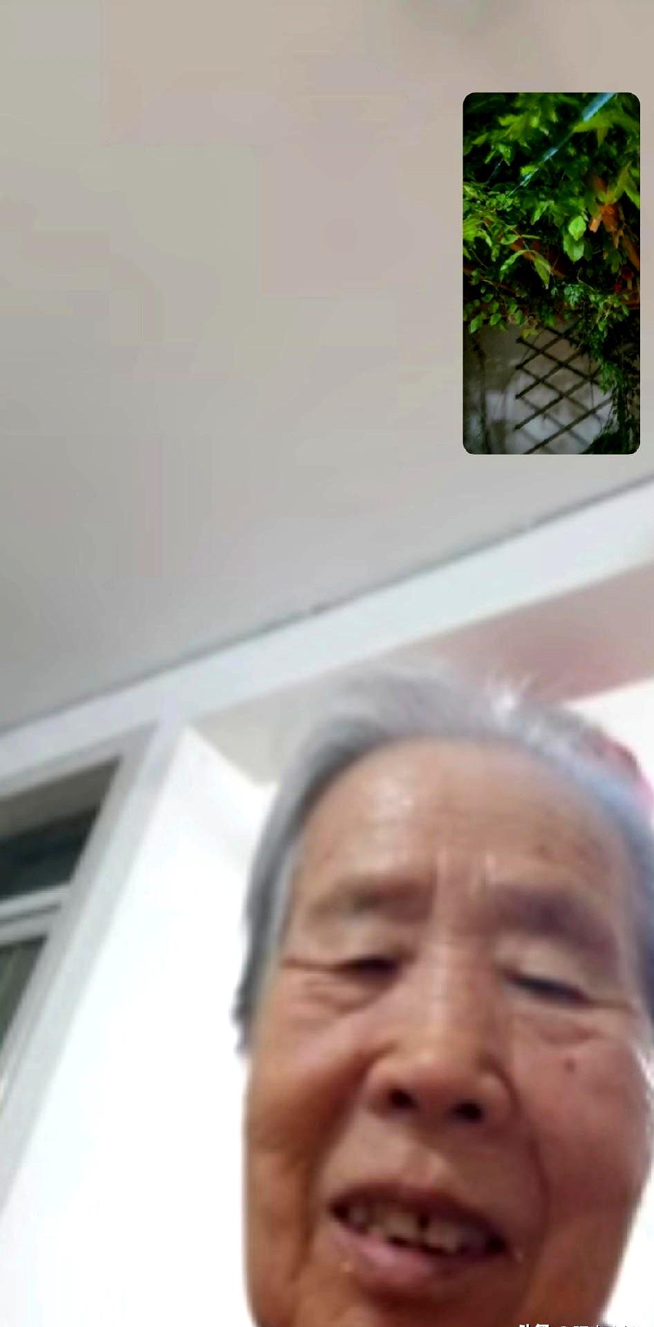 你说老人为啥总爱找理由不出门？我妈死活不肯来济南，念叨着“上下楼方便”，结果现