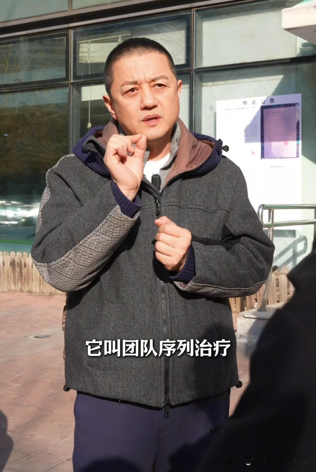 李亚鹏发了一个30分钟的视频介绍嫣然天使儿童医院，记者问李亚鹏：“你已经有了嫣然