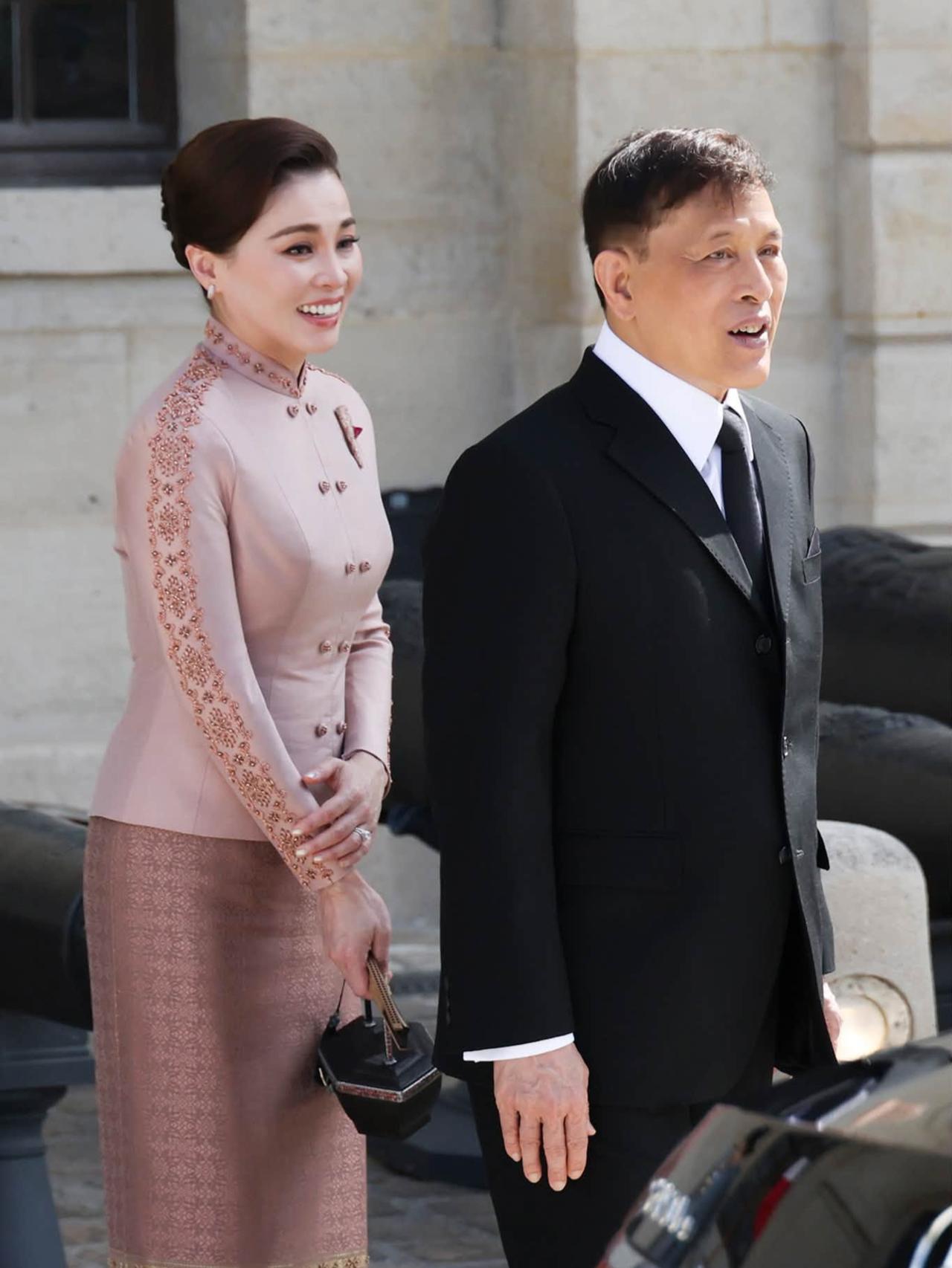 苏提达王后倾国倾城，一袭粉色泰式礼服绝美2026年6月29日，泰国国王陛下和王