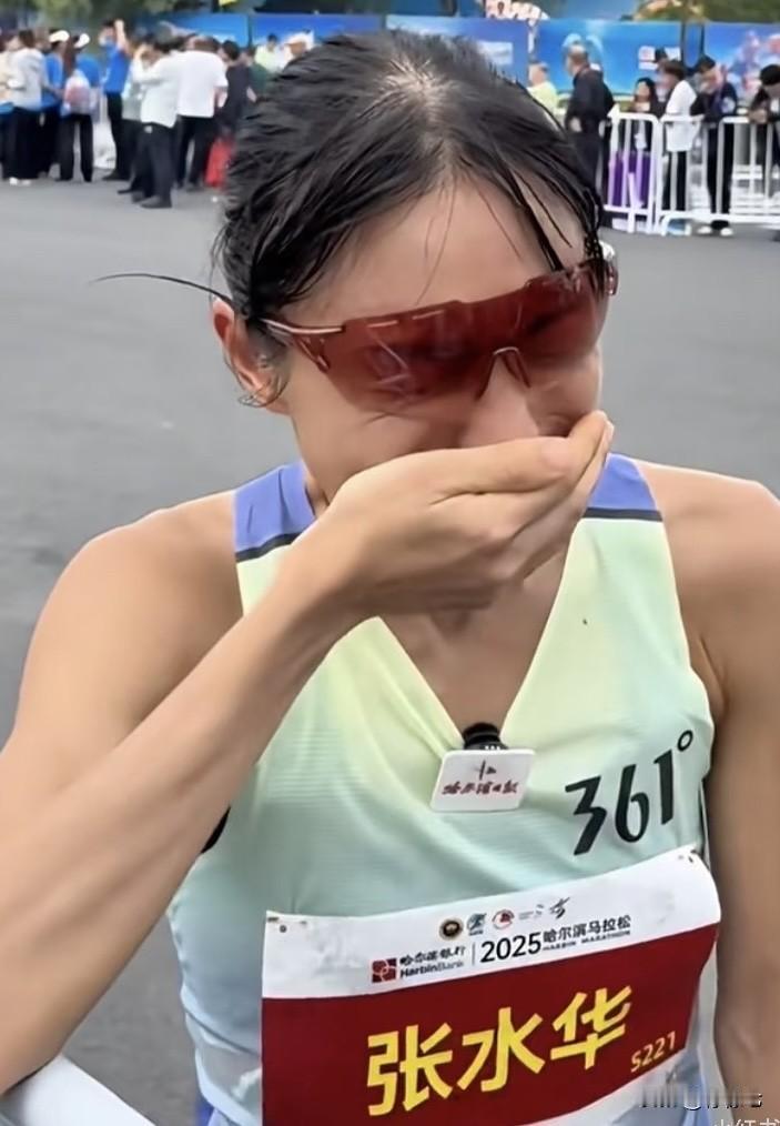 又当又立⁉️福建女护士夺冠哭求调休遭全网痛批马拉松赛道上的泪水，不仅源于胜利的
