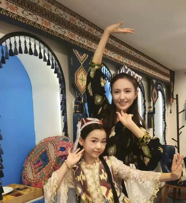 董璇佟丽娅“共用一张脸”实锤！连女儿都像复制粘贴，这神仙友谊我慕了！更神奇的是