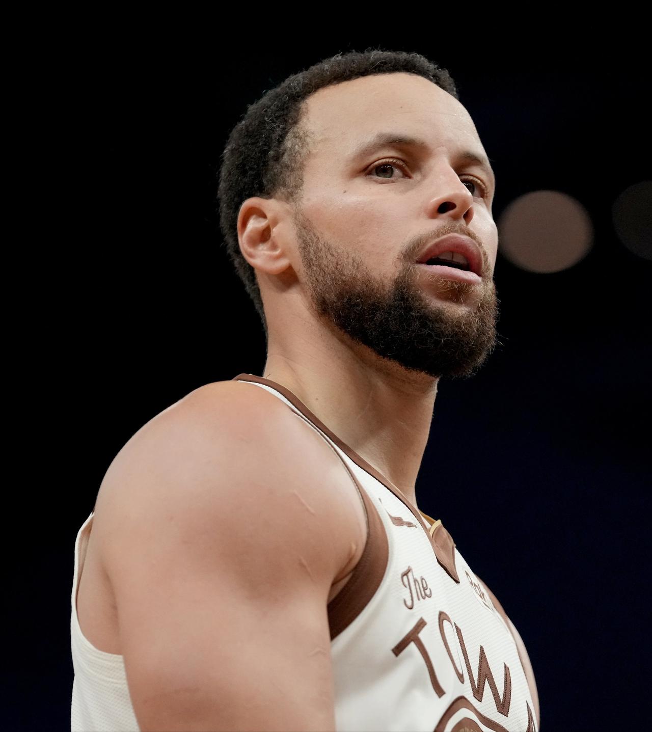 库里的“跑步膝”是什么病？“跑步膝”，专业名称叫“髌股关节疼痛综合征”，是一