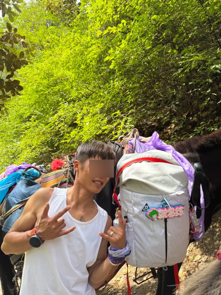 两名徒步者梅里雪山失联14天, 家人心急如焚求助, 当地回应正在搜寻