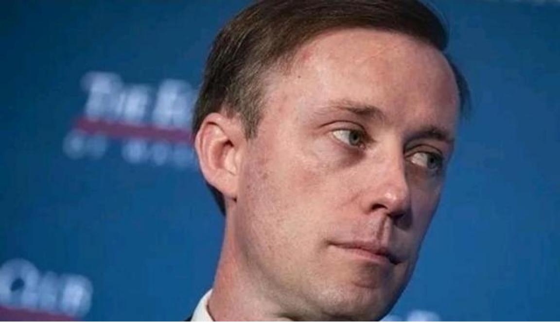 世界上最安全的两个国家，一个谁也打不过，一个谁也不敢打。美国的安全，靠的是一
