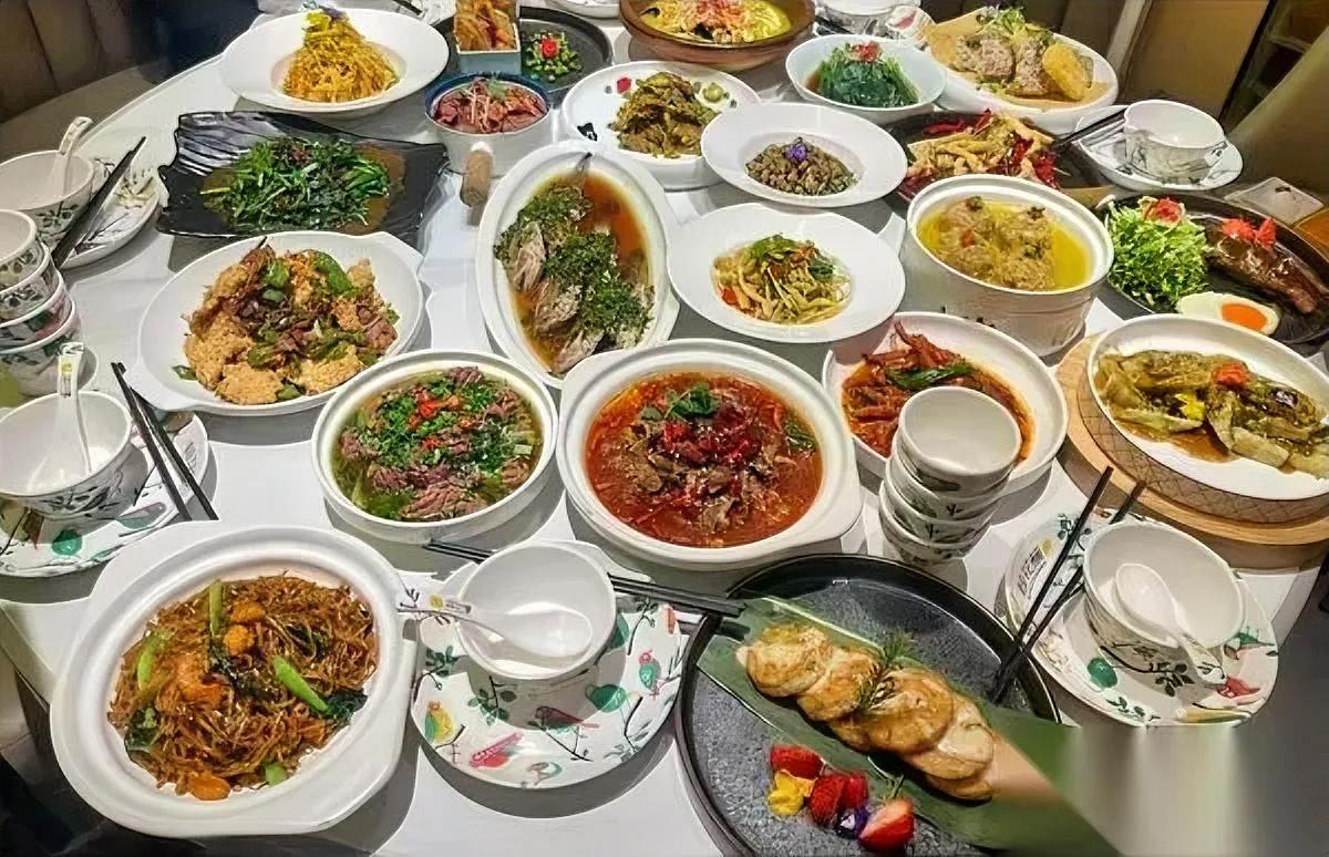 公司聚餐不让喝酒几个老大哥当场就急了“这还叫聚餐？不如回家啃泡面！”