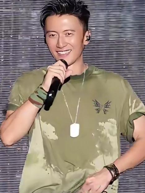 谢霆锋演唱会，天热撩衣燃会场，评论区乐了近日，46岁的谢霆锋郑州演唱会，天热
