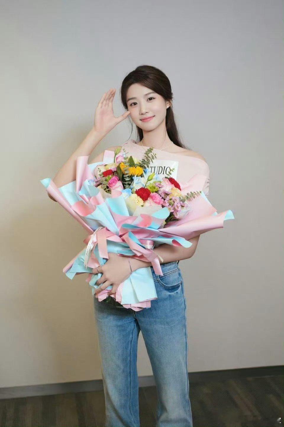 卢昱晓折月亮杀青特辑vlog卢昱晓云厘杀青快乐！期待早日见面～多多期待我们折月亮