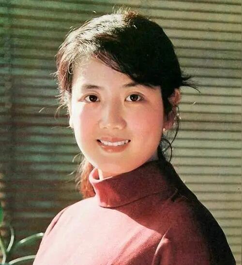 曾经倾国倾城的大美女，我认为她是90年代跟龚雪和朱琳一样美的女演员，只不过她早年