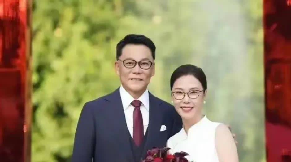 从俞敏洪参加李国庆婚礼来看，觉得他不是虚伪的人，也不是言行不一的人！在场多数