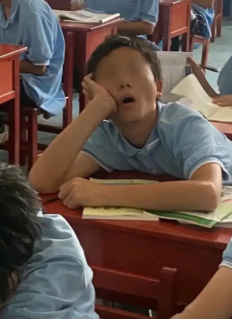 学生上课睡觉，老师拍照用微信发给家长，让家长自己来叫醒孩子。家长说:你是老