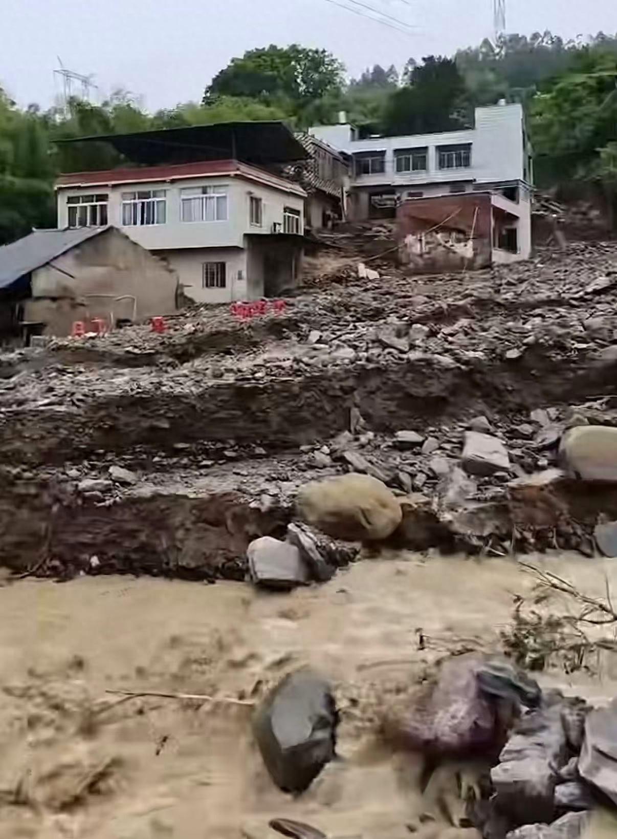 重庆永川暴雨引发山洪，一名中年男子在齐腰深的洪水中往返三次，先后将父母和丈母娘转