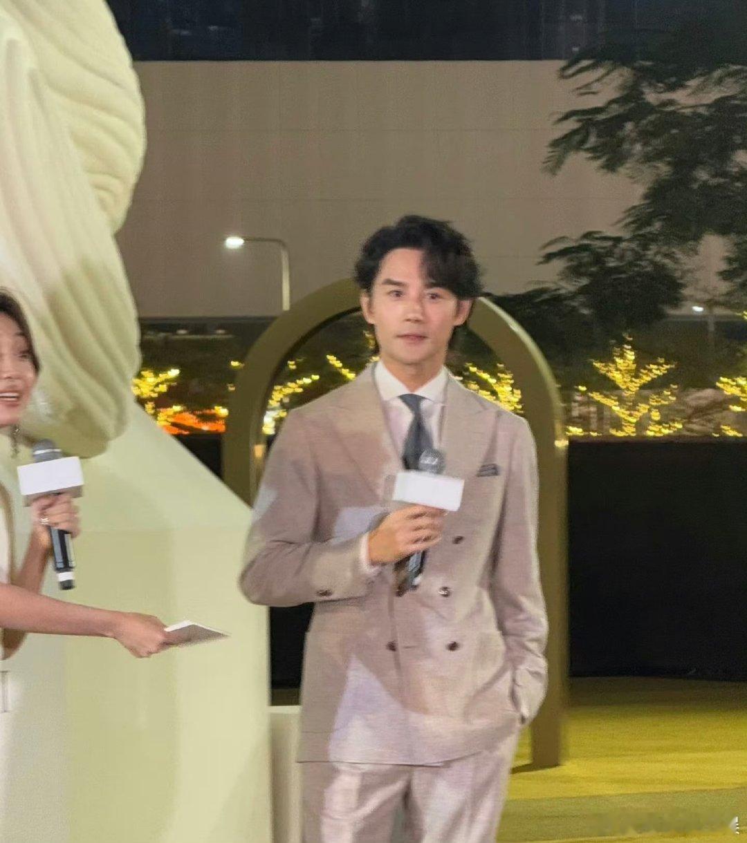 王凯43岁状态，法拉利依旧是法拉利啊！