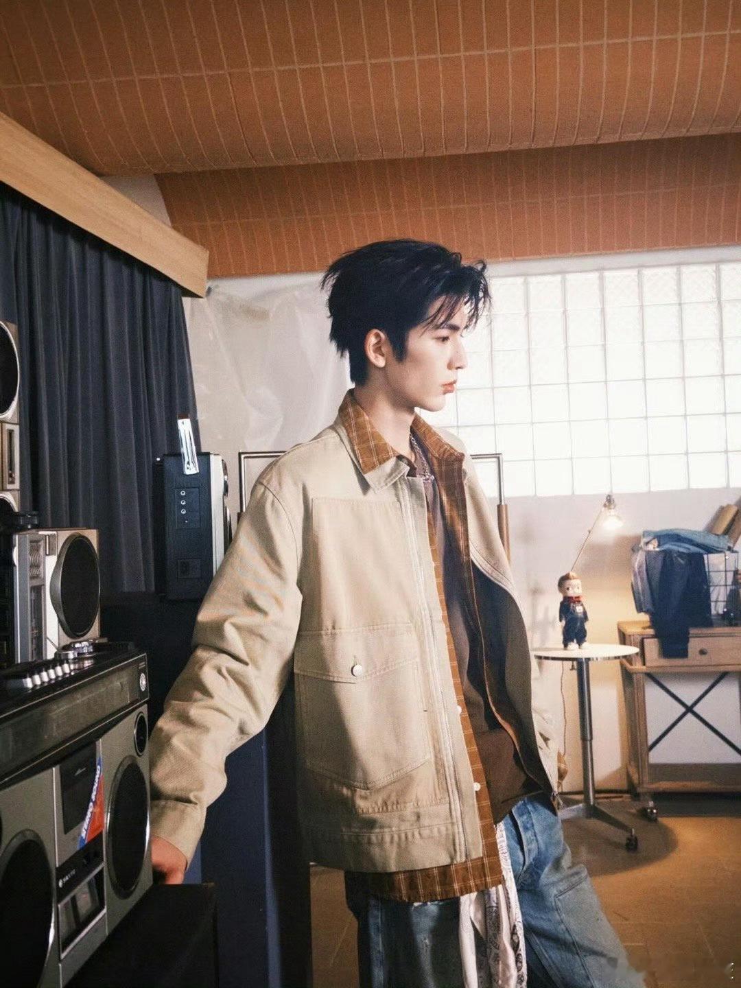 张凌赫ins更新拍摄花絮！好清新的一组照片，遇到他这样的同事工作都会很开心了