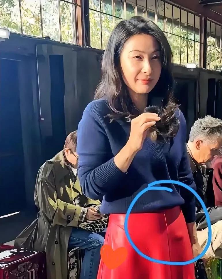 郭晶晶的穿搭总能引发大家的讨论。之前她去日本当赛事评委，一身正装配人字拖，就被指