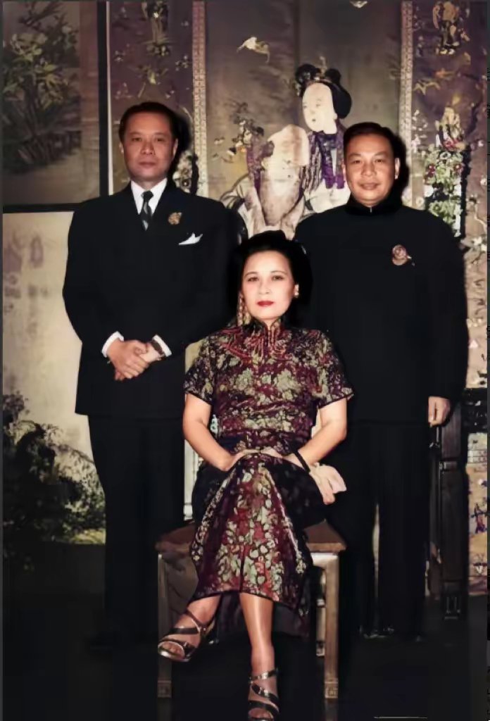 60年代，台北，宋美龄与幼弟宋子安及继子蒋经国的留影，镜头中宋美龄作为核心端坐于