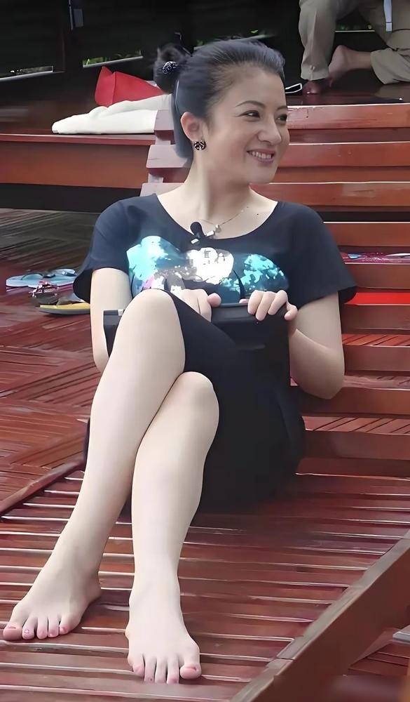 最近有人晒金铭近照，说快50的她变化不小，还好奇她这些年的婚姻状况。小时候