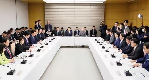 没人接招，日本主动找上中国了！日本这次最尴尬的地方，不是把中日关系从“最重