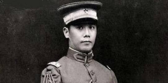 1948年，70岁穷困潦倒的袁克定流落街头，却遇到了曾经的老仆人，仆人每天上街帮