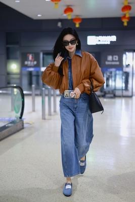 张俪冬季机场穿搭棕色短款夹克配牛仔套装率性十足不失时尚而且看起来很有个性