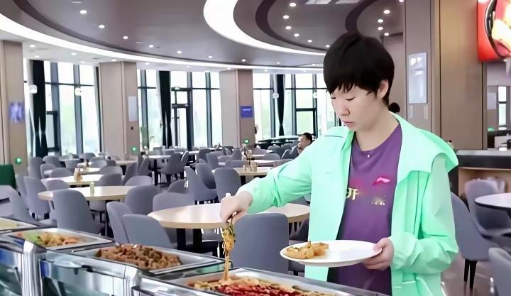 国乒去印度比赛，带厨师、备足水、包下整层酒店——这波操作被骂“矫情”时，我翻到十