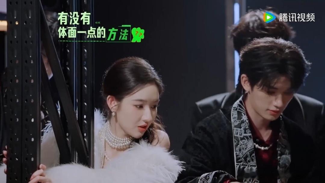 刘宇宁190缩成一团刘宇宁敬业程度开始推理吧趴着的他，像一座小山。货架在他身边