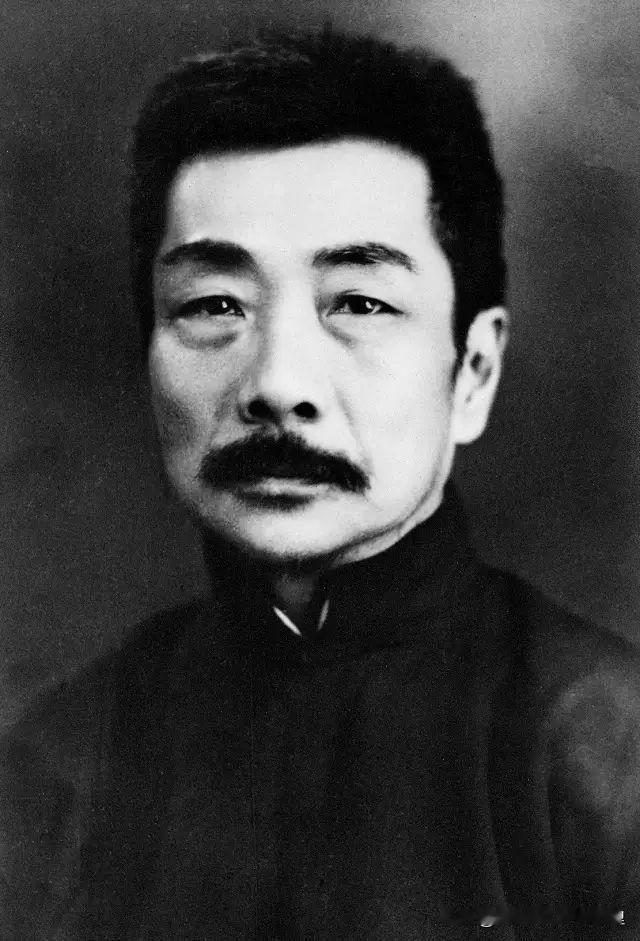 ，下联你来对上联：地里耕田汉，下联：村外栽树人（鲁迅，周树人）。下联：陌