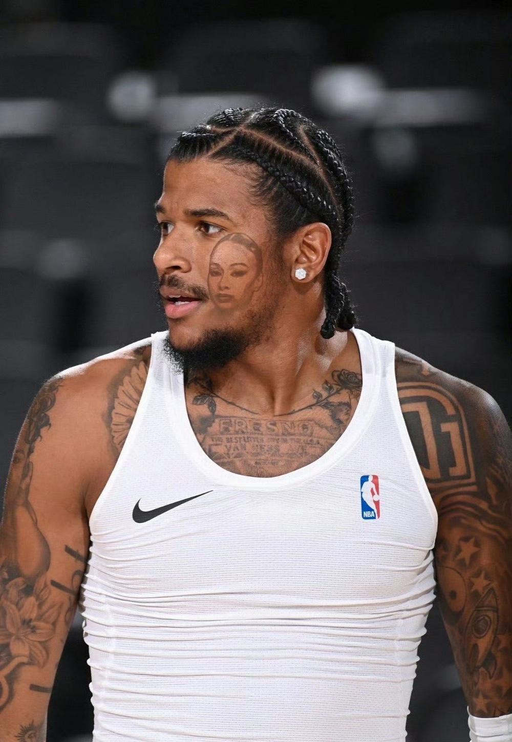 有多爱？杰伦格林把40岁女友纹脸上。左边背上纹满还不够，现在竟然在脸上了。他是