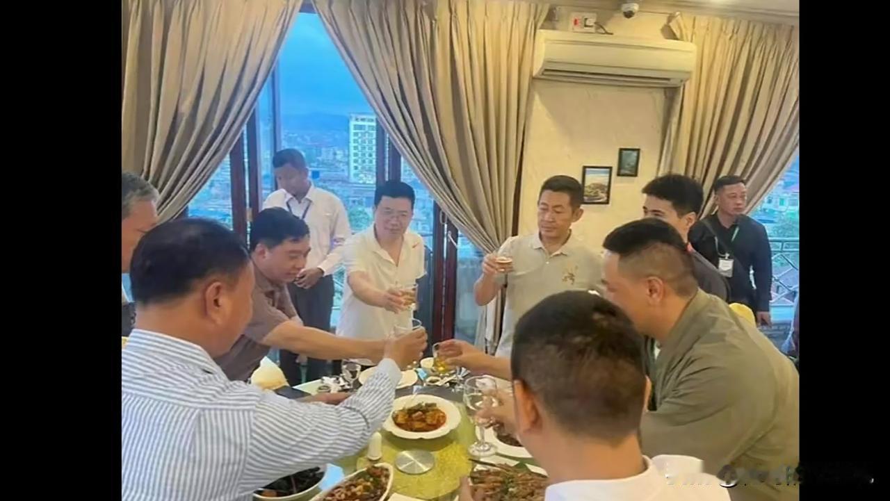 同盟军彭琨准将一行与缅军代表在双象酒店庆祝联邦公路顺利开通据缅媒