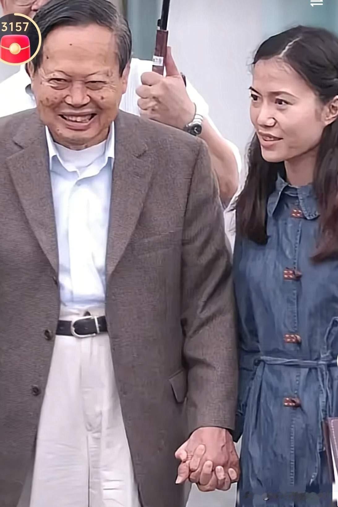 翁帆哭了,追掉会上眼睛肿得像桃子,拍下的照片泪痕都没有干,先生走了,写了一封信给