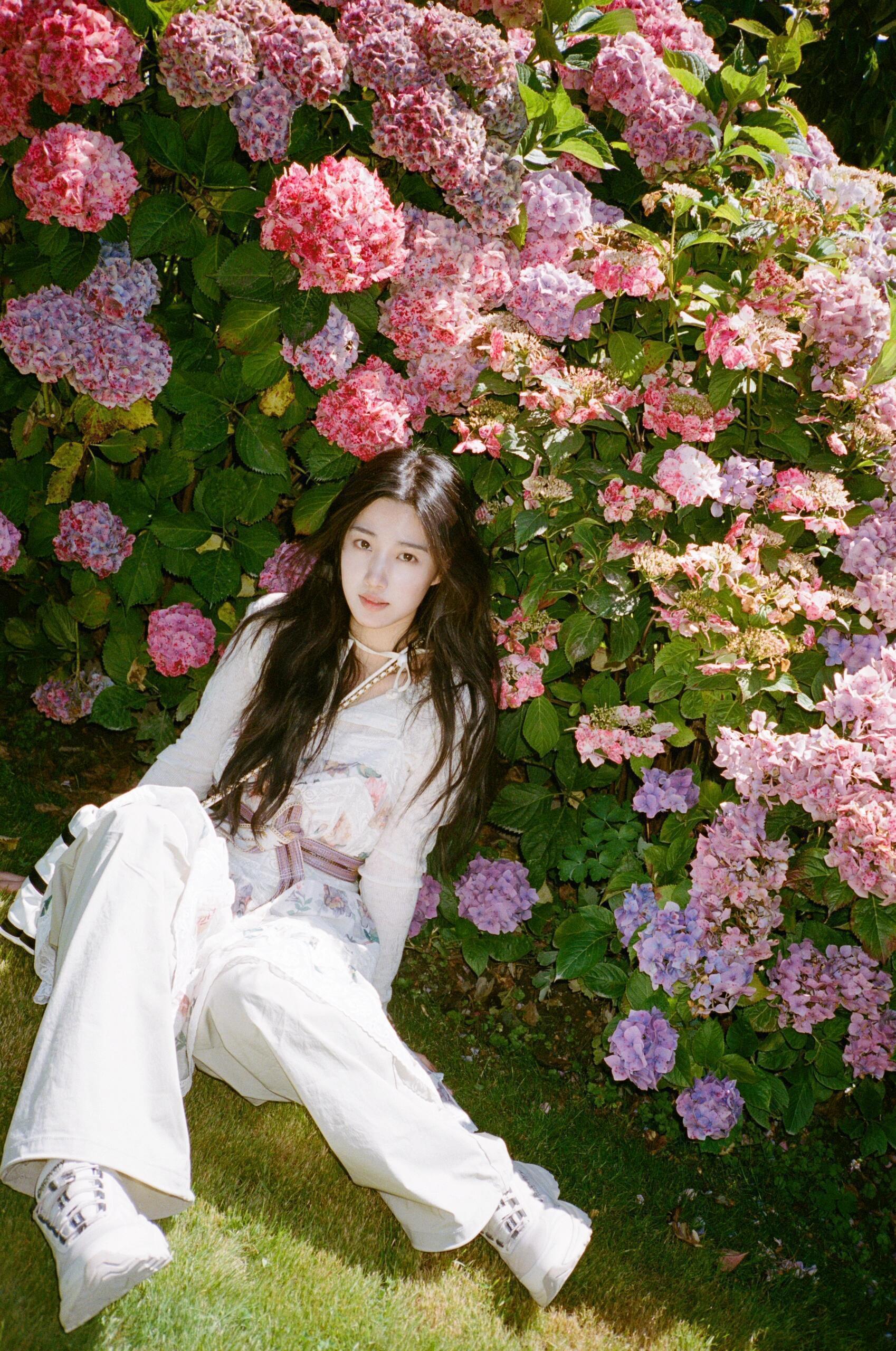 卢昱晓今日更新🌸前三张跟花的合拍氛围好好​​​