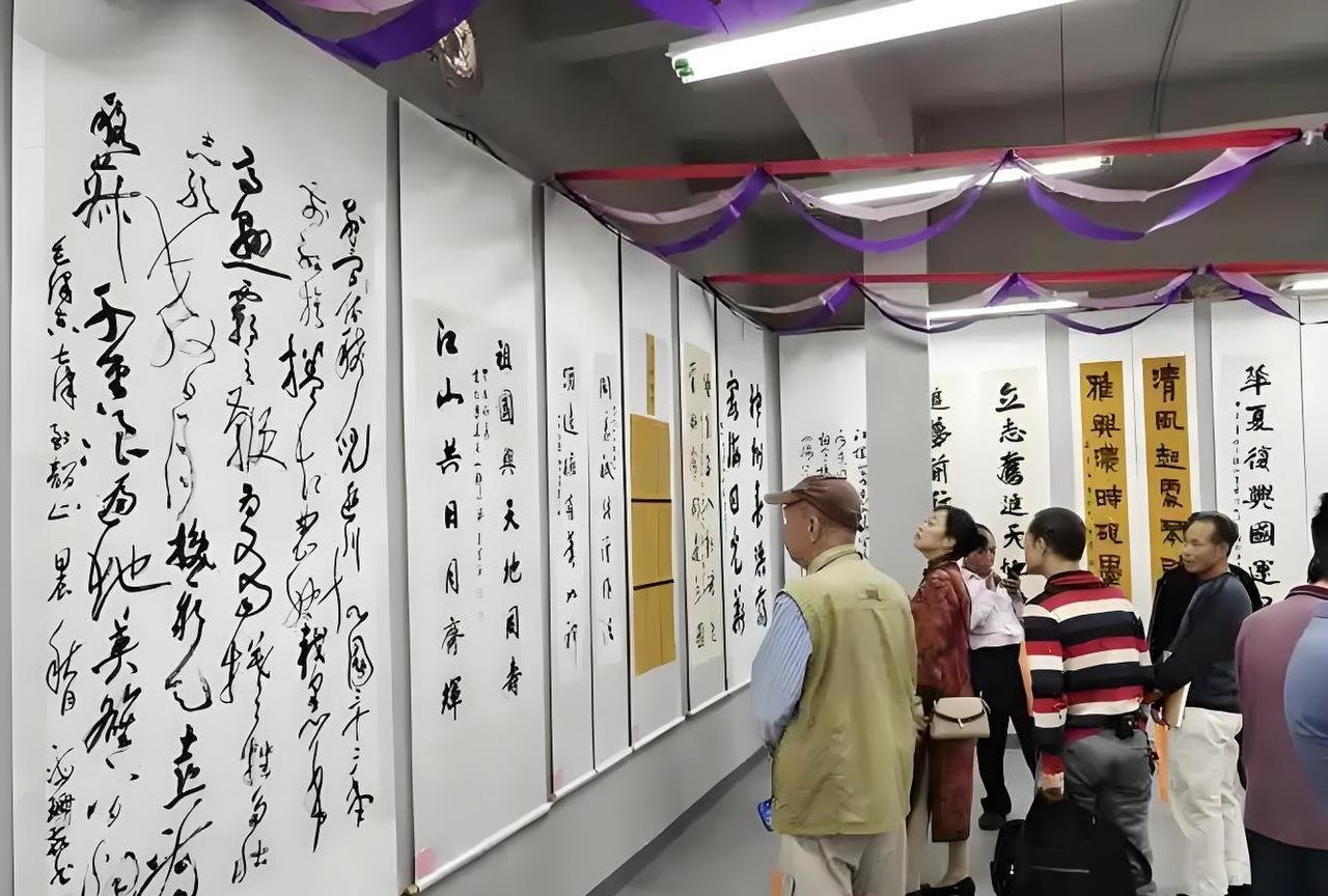 鹧鸪天：湖南省书法作品展观感家国情怀雅士风，行云流水走游龙。凌空昂首天门上，
