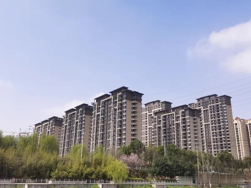 还有一个来月就过年了。春节过后就是楼市小阳春了。楼市小阳春的时候房价上涨，楼