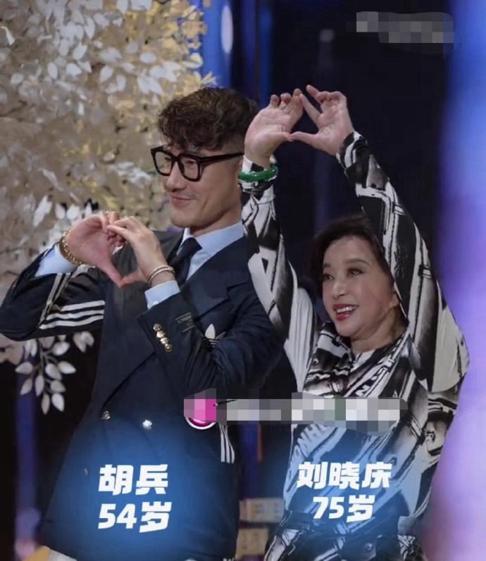 毫无疑问，75岁刘晓庆这状态没有人不会羡慕！演艺圈两位不老男神和女神的一次同台