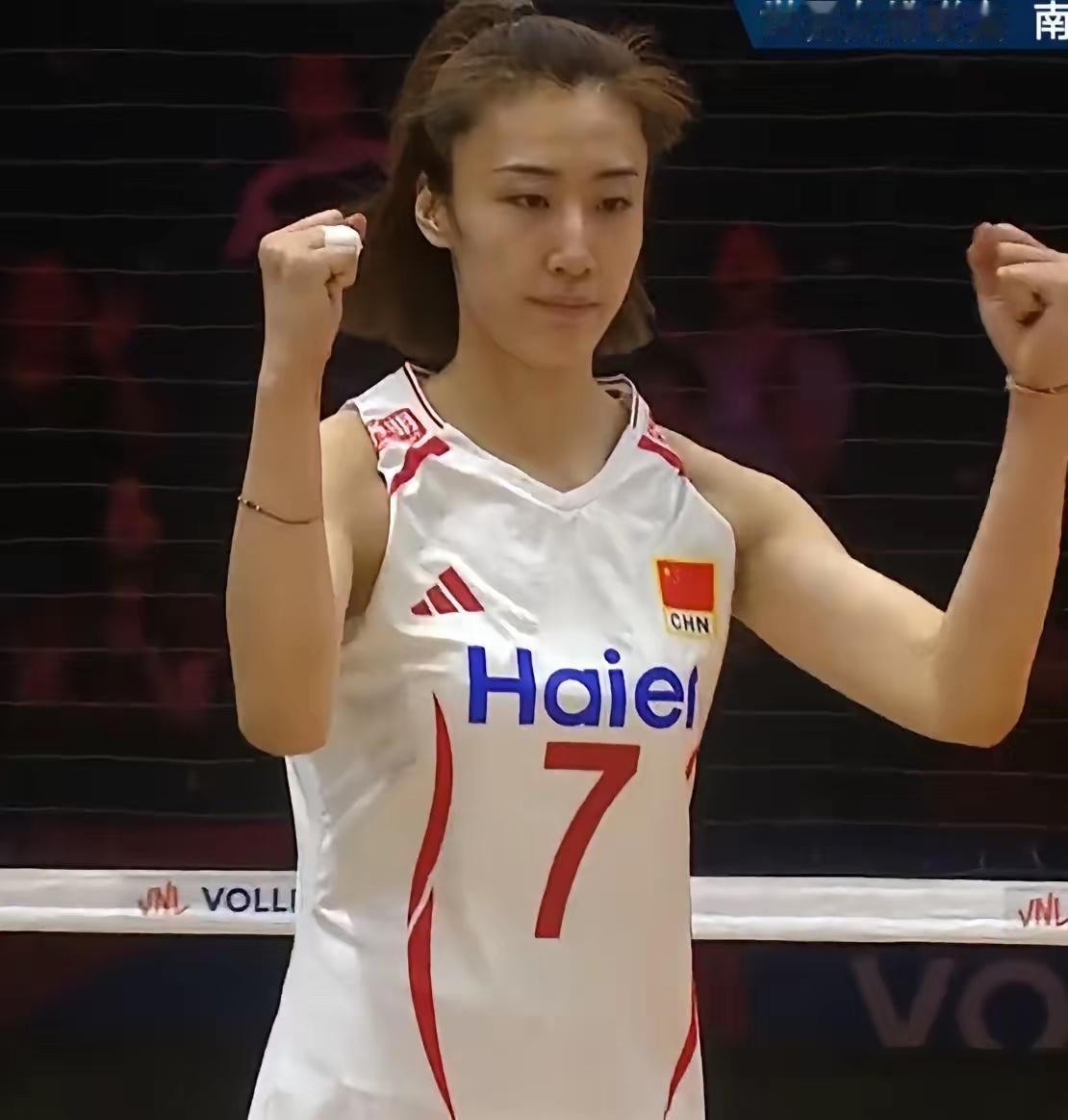 世联赛中国女排3-2泰国女排，八个没有想到前一天才被捷克零封溃败，全队一传崩